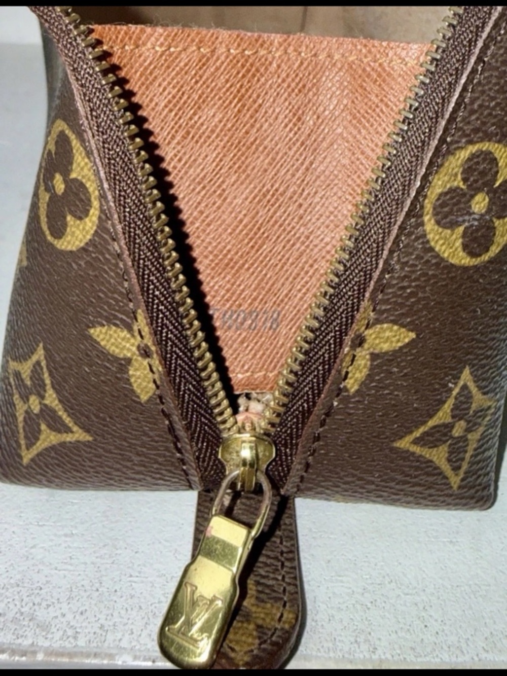 Authentic Louis Vuitton Monogram Ronde Large Cosmetics Pouch - Picture 4 of 12
